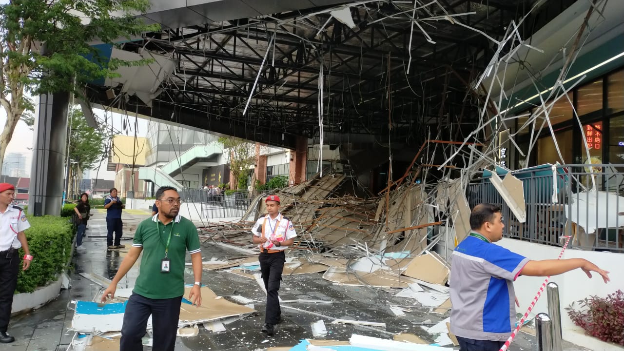 【视频】灵市午后狂风暴雨 购物广场天花板坍塌